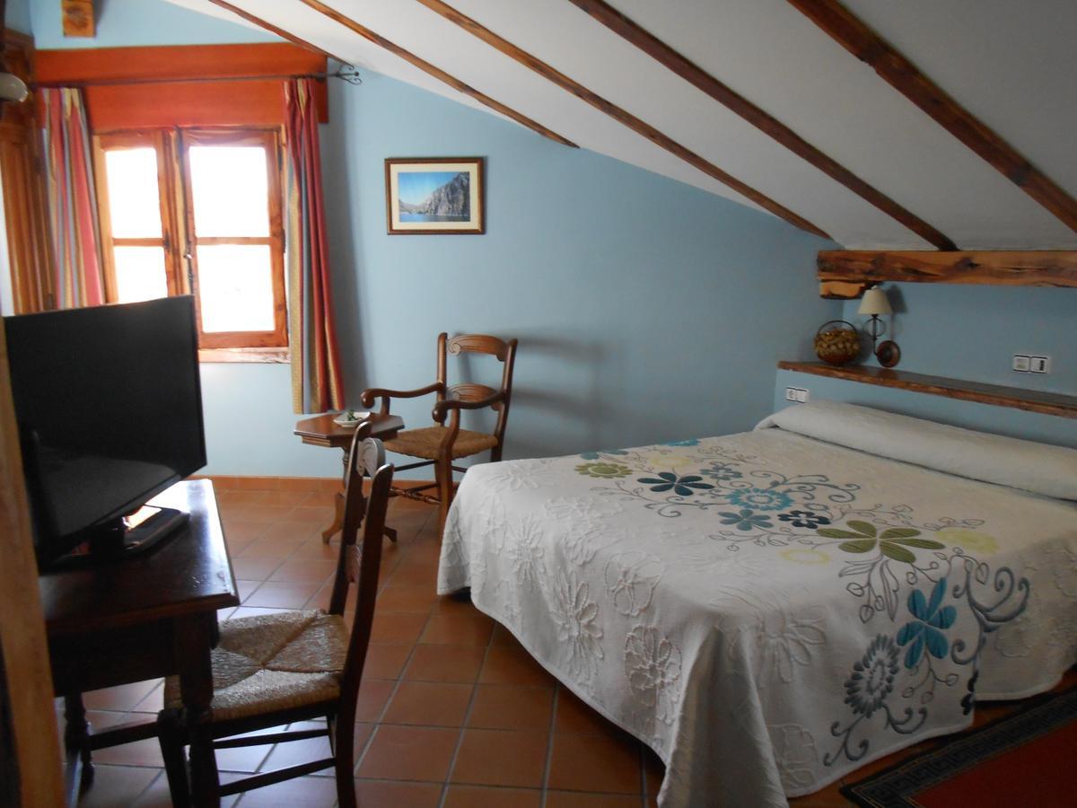 Habitación con cama grande y bañera de hidromasaje